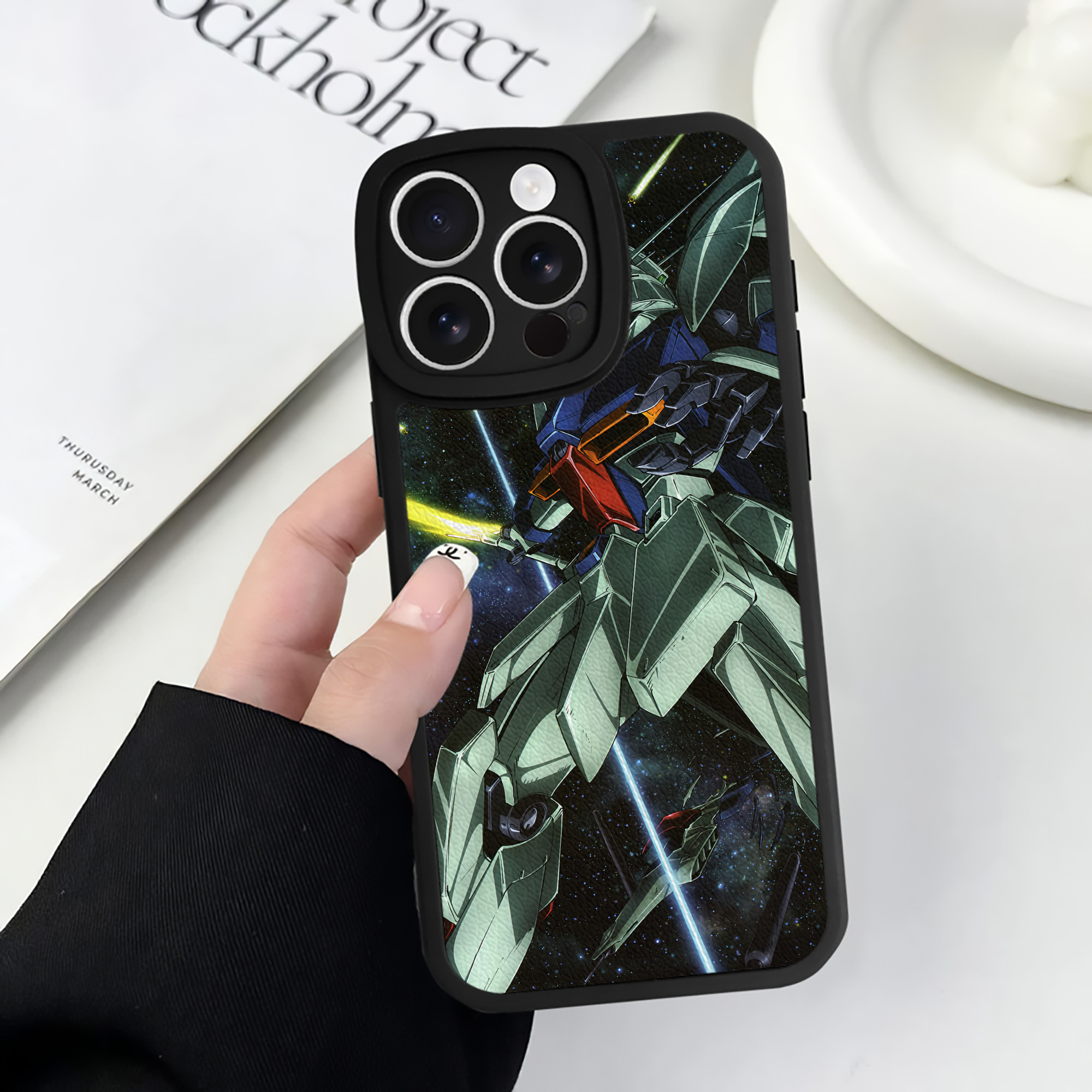 （画像用） 機動戦士ガンダム Mobile Suit Gundam 【iPhone 16シリーズ対応】シリコンスマホケース（レザー調） 材質：シリコン